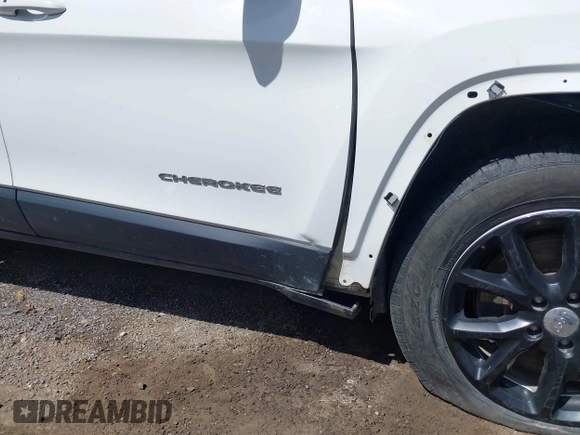2015 Jeep Cherokee Latitude with VIN 1C4PJLCS3FW670254, listed as a IAAI auction lot 42060659 with 164,291 mi miles. Bid and sale history available at carsss.com. Image 19.