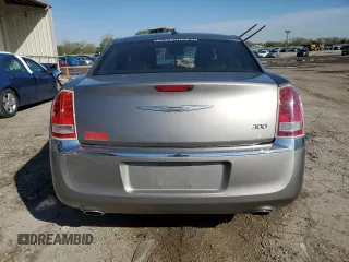 2014 Chrysler 300 z VIN 2C3CCAAG3EH141528, wystawiony jako Copart lot #53688225 z przebiegiem 132 298 mil mil oraz Szkody całkowita. Historia ofert i sprzedaży dostępna na DreamBid. Obrazek 6.