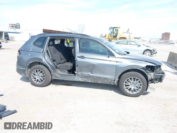 2023 Volkswagen Tiguan S z VIN 3VVRB7AX9PM132401, wystawiony jako IAAI lot #41870969 z przebiegiem 40 533 mil mil oraz . Historia ofert i sprzedaży dostępna na DreamBid. Obrazek 14.