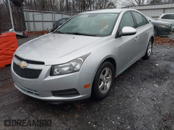 2014 Chevrolet Cruze 1LT z VIN 1G1PC5SB7E7135808, wystawiony jako IAAI lot #41562958 z przebiegiem 144 061 mil mil oraz . Historia ofert i sprzedaży dostępna na DreamBid. Obrazek 2.