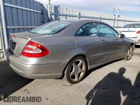 2005 Mercedes-Benz CLK 500 z VIN WDBTJ75J05F159477, wystawiony jako Copart lot #85168664 z przebiegiem 122 295 mil mil oraz Szkody całkowita. Historia ofert i sprzedaży dostępna na DreamBid. Obrazek 3.