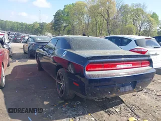 2013 Dodge Challenger SXT z VIN 2C3CDYAG2DH587643, wystawiony jako IAAI lot #41964792 z przebiegiem 179 791 mil mil oraz . Historia ofert i sprzedaży dostępna na DreamBid. Obrazek 3.