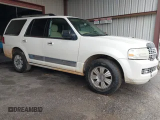 2007 Lincoln Navigator z VIN 5LMFU27517LJ18233, wystawiony jako IAAI lot #41376536 z przebiegiem 203 630 mil mil oraz . Historia ofert i sprzedaży dostępna na DreamBid. Obrazek 1.