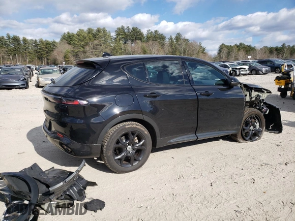 2024 Dodge Hornet R/T Plus z VIN ZACPDFDW3R3A22383, wystawiony jako Copart lot #50684485 z przebiegiem 3 053 mil mil oraz Szkoda całkowita • Salvage title. Historia ofert i sprzedaży dostępna na DreamBid. Obrazek 3.