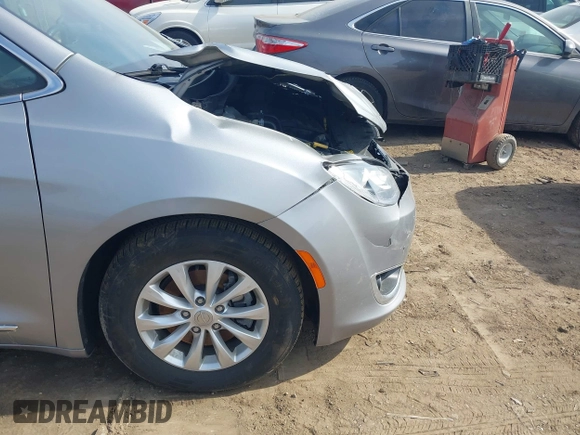 2018 Chrysler Pacifica Touring L with VIN 2C4RC1BG7JR101736, listed as a IAAI auction lot 41776231 with 90,487 mi miles and . Bid and sale history available at DreamBid. Image 17.