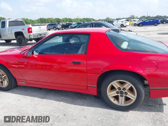 1986 Chevrolet Camaro Z28 Sport z VIN 1G1FP87F3GL117622, wystawiony jako IAAI lot #42837661 z przebiegiem 71 765 mil mil oraz . Historia ofert i sprzedaży dostępna na DreamBid. Obrazek 14.