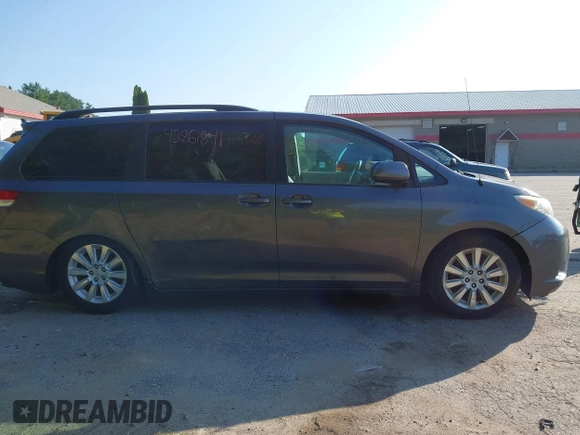 2012 Toyota Sienna XLE z VIN 5TDDK3DC9CS036692, wystawiony jako IAAI lot #42861841 z przebiegiem 122 070 mil mil oraz . Historia ofert i sprzedaży dostępna na DreamBid. Obrazek 13.