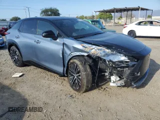 2024 Lexus RZ 300e Premium с VIN JTJABABB2RA003229, выставлен на аукционе Copart как лот 55311235 с пробегом 2 759 миль миль и Списание • Salvage title. История ставок и продаж доступна на DreamBid. Изображение 4.