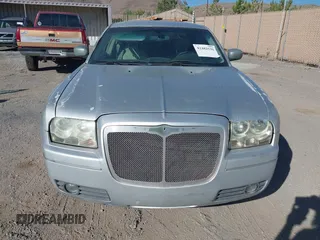 2005 Chrysler 300 z VIN 2C3AK53G25H653389, wystawiony jako IAAI lot #42482526 z przebiegiem 314 939 mil mil oraz . Historia ofert i sprzedaży dostępna na DreamBid. Obrazek 6.