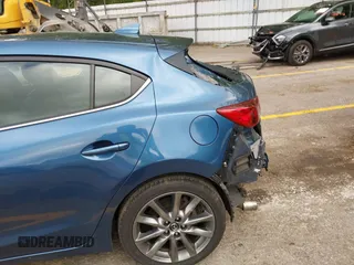 2018 Mazda 3 Touring z VIN 3MZBN1L38JM235604, wystawiony jako IAAI lot #42333995 z przebiegiem 69 541 mil mil oraz . Historia ofert i sprzedaży dostępna na DreamBid. Obrazek 6.