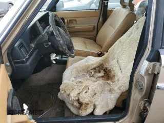 1993 Volvo 240 z VIN YV1AW8808P1945301, wystawiony jako Copart lot #76269044 z przebiegiem 121 083 mil mil oraz Nie do naprawy. Historia ofert i sprzedaży dostępna na DreamBid. Obrazek 7.