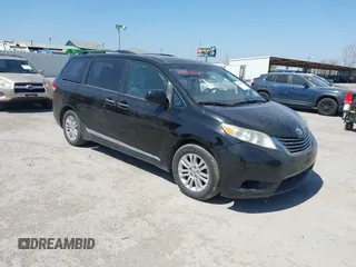 2013 Toyota Sienna XLE AAS z VIN 5TDYK3DC6DS340954, wystawiony jako IAAI lot #41883676 z przebiegiem 190 812 mil mil oraz . Historia ofert i sprzedaży dostępna na DreamBid. Obrazek 1.
