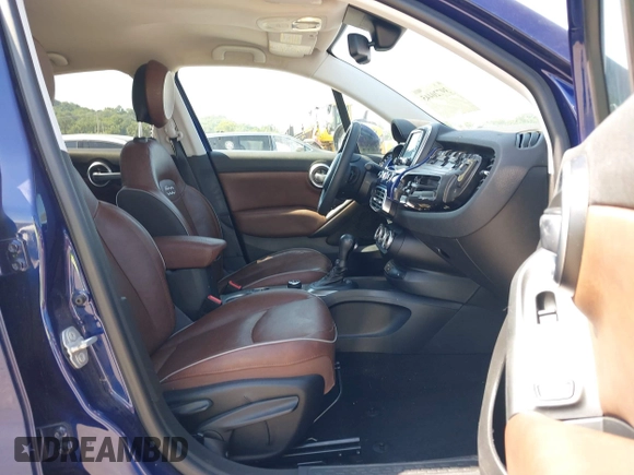 2016 FIAT 500X Lounge z VIN ZFBCFYDT3GP360656, wystawiony jako IAAI lot #39720445 z przebiegiem 52 736 mil mil oraz . Historia ofert i sprzedaży dostępna na DreamBid. Obrazek 5.