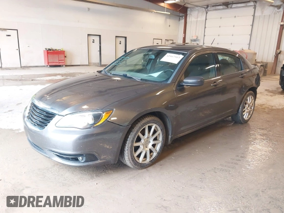 2014 Chrysler 200 Touring z VIN 1C3CCBBG9EN193077, wystawiony jako IAAI lot #42167313 z przebiegiem 144 640 mil mil oraz . Historia ofert i sprzedaży dostępna na DreamBid. Obrazek 2.