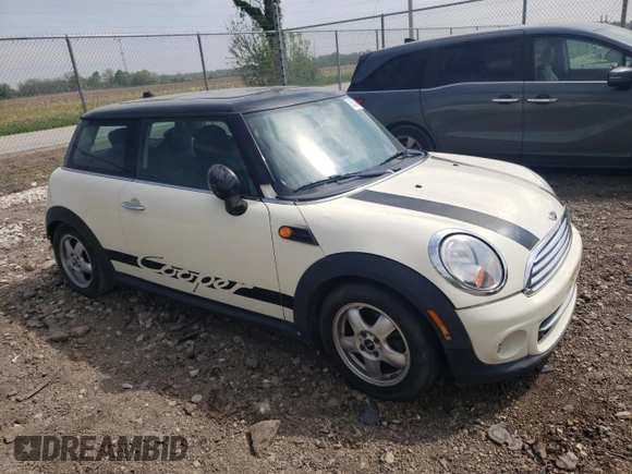2011 MINI Hardtop z VIN WMWSU3C54BT097885, wystawiony jako Copart lot #55574545 z przebiegiem 133 527 mil mil oraz Szkoda całkowita • Salvage title. Historia ofert i sprzedaży dostępna na DreamBid. Obrazek 4.
