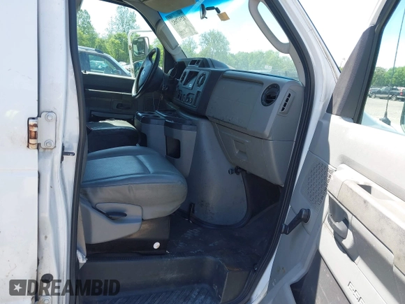 2011 Ford E-Series Commercial z VIN 1FDSS3EL7BDA76197, wystawiony jako IAAI lot #42317052 z przebiegiem 380 840 mil mil oraz . Historia ofert i sprzedaży dostępna na DreamBid. Obrazek 5.