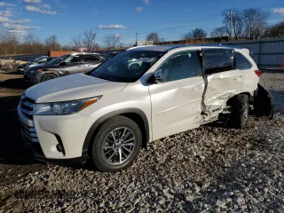 2018 Toyota Highlander SE z VIN 5TDJZRFHXJS898651, wystawiony jako Copart lot #47366075 z przebiegiem 70 238 mil mil oraz Szkoda całkowita • Salvage title. Historia ofert i sprzedaży dostępna na DreamBid. Obrazek 1.