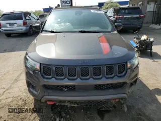 2023 Jeep Compass Trailhawk z VIN 3C4NJDDN6PT555547, wystawiony jako Copart lot #56288105 z przebiegiem 38 837 mil mil oraz Szkoda całkowita • Salvage title. Historia ofert i sprzedaży dostępna na DreamBid. Obrazek 5.