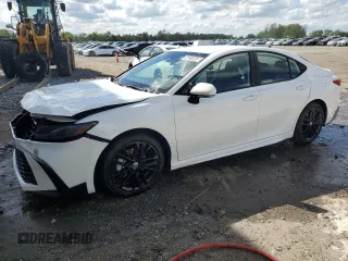 2025 Toyota Camry LE z VIN 4T1DAACKXSU125516, wystawiony jako Copart lot #56031055 z przebiegiem 4 007 mil mil oraz Czysty tytuł • Clean title. Historia ofert i sprzedaży dostępna na DreamBid. Obrazek 1.