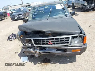 1992 Mitsubishi Mighty Max z VIN JA7FL24W9NP021503, wystawiony jako IAAI lot #41942559 z przebiegiem 162 088 mil mil oraz . Historia ofert i sprzedaży dostępna na DreamBid. Obrazek 6.