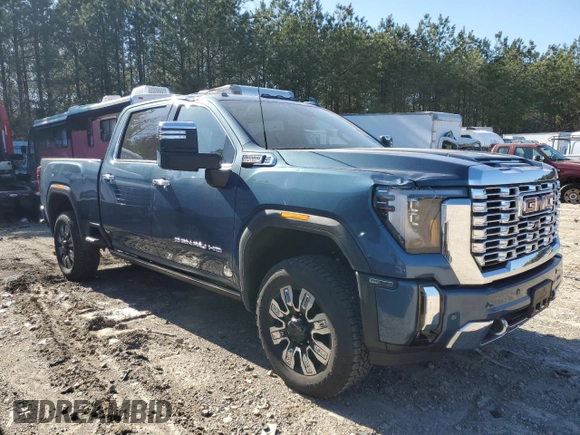 2024 GMC Sierra 2500HD Denali z VIN 1GT49REY5RF381137, wystawiony jako Copart lot #47956675 z przebiegiem 3 299 mil mil oraz Szkoda całkowita • Salvage title. Historia ofert i sprzedaży dostępna na DreamBid. Obrazek 4.