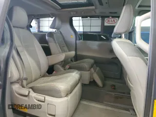 2011 Toyota Sienna XLE z VIN 5TDDK3DC4BS006272, wystawiony jako Copart lot #65144215 z przebiegiem 270 006 mil mil oraz Czysty tytuł • Clean title. Historia ofert i sprzedaży dostępna na DreamBid. Obrazek 11.