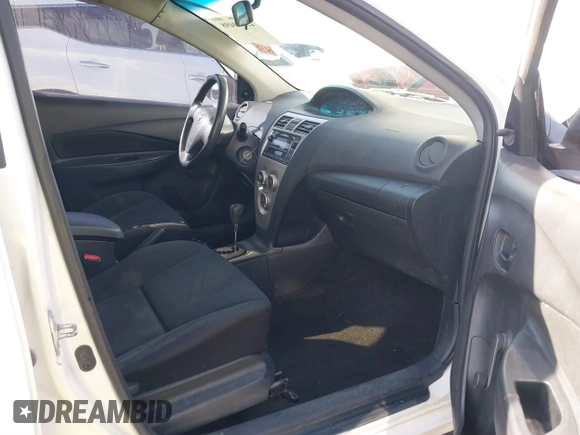 2009 Toyota Yaris z VIN JTDBT903X94060680, wystawiony jako IAAI lot #41590498 z przebiegiem 139 196 mil mil oraz . Historia ofert i sprzedaży dostępna na DreamBid. Obrazek 5.