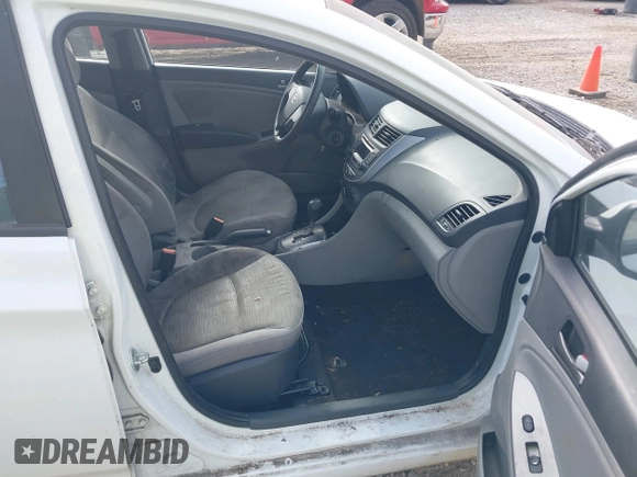 2016 Hyundai Accent SE z VIN KMHCT4AE7GU076917, wystawiony jako IAAI lot #42425890 z przebiegiem 136 031 mil mil oraz . Historia ofert i sprzedaży dostępna na DreamBid. Obrazek 5.
