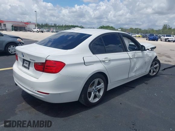 2013 BMW 3 Series 328i xDrive с VIN WBA3B5C54DF597262, выставлен на аукционе IAAI как лот 42640101 с пробегом 109 136 миль миль и . История ставок и продаж доступна на DreamBid. Изображение 4.