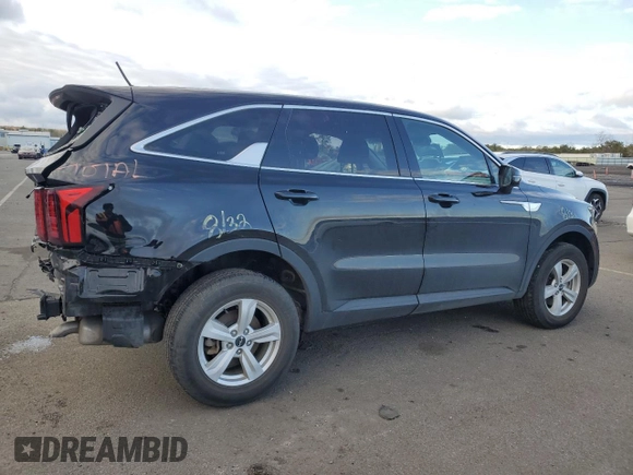 2022 Kia Sorento LX z VIN 5XYRGDLC5NG151997, wystawiony jako Copart lot #49039095 z przebiegiem 30 886 mil mil oraz Szkoda całkowita • Salvage title. Historia ofert i sprzedaży dostępna na DreamBid. Obrazek 3.