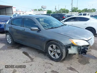 2013 Chrysler 200 Touring с VIN 1C3CCBBBXDN588825, выставлен на аукционе IAAI как лот 42514038 с пробегом 185 183 миль миль и . История ставок и продаж доступна на DreamBid. Изображение 1.