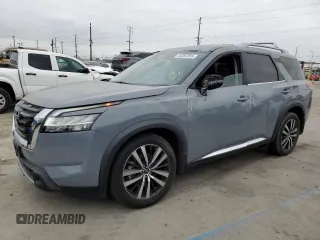 2023 Nissan Pathfinder Platinum z VIN 5N1DR3DG7PC200653, wystawiony jako Copart lot #53497265 z przebiegiem 17 007 mil mil oraz Szkody całkowita. Historia ofert i sprzedaży dostępna na DreamBid. Obrazek 1.