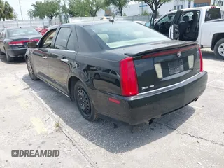 2008 Cadillac STS RWD z VIN 1G6DW67V080113935, wystawiony jako IAAI lot #42093130 z przebiegiem 223 508 mil mil oraz . Historia ofert i sprzedaży dostępna na DreamBid. Obrazek 3.