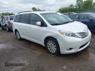 2015 Toyota Sienna XLE with VIN 5TDYK3DC3FS529256, listed as a IAAI auction lot 42172570 with 163,725 mi miles. Bid and sale history available at carsss.com. Image 1.