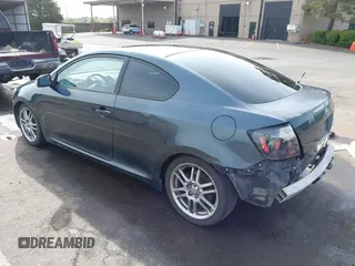 2005 Scion tC z VIN JTKDE167750027919, wystawiony jako IAAI lot #42047588 z przebiegiem 132 831 mil mil oraz . Historia ofert i sprzedaży dostępna na DreamBid. Obrazek 3.