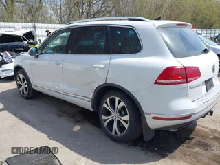 2017 Volkswagen Touareg Wolfsburg Edition z VIN WVGRF7BP8HD005505, wystawiony jako IAAI lot #42120317 z przebiegiem 143 724 mil mil oraz . Historia ofert i sprzedaży dostępna na DreamBid. Obrazek 3.