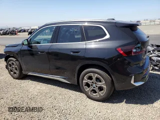2025 BMW X1 xDrive28i z VIN WBX73EF06S5209777, wystawiony jako Copart lot #52076935 z przebiegiem 324 mil mil oraz Szkody całkowita. Historia ofert i sprzedaży dostępna na DreamBid. Obrazek 2.