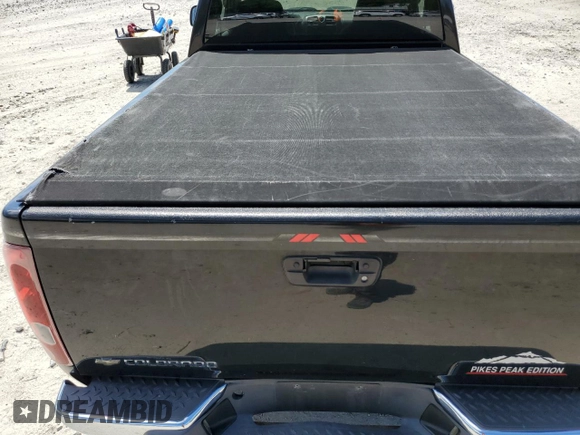 2006 Chevrolet Colorado 1LT z VIN 1GCDT146268223275, wystawiony jako Copart lot #57710815 z przebiegiem 83 318 mil mil oraz Czysty tytuł • Clean title. Historia ofert i sprzedaży dostępna na DreamBid. Obrazek 10.