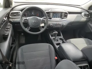 2019 Kia Sorento LX z VIN 5XYPG4A55KG491450, wystawiony jako Copart lot #53295675 z przebiegiem 83 042 mil mil oraz Nie do naprawy • Non repairable. Historia ofert i sprzedaży dostępna na DreamBid. Obrazek 8.