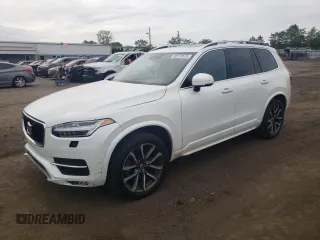 2017 Volvo XC90 Momentum z VIN YV4A22PK8H1132847, wystawiony jako Copart lot #58772575 z przebiegiem 98 033 mil mil oraz Tytuł czysty. Historia ofert i sprzedaży dostępna na DreamBid. Obrazek 1.