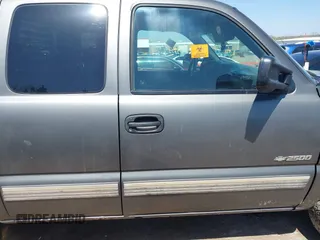1999 Chevrolet Silverado 2500 LS z VIN 1GCGC29U0XE197465, wystawiony jako IAAI lot #41982958 z przebiegiem Nie podano mil oraz . Historia ofert i sprzedaży dostępna na DreamBid. Obrazek 13.