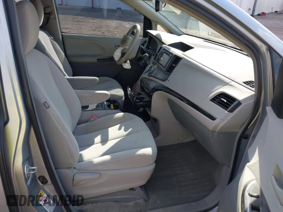 2014 Toyota Sienna LE AAS z VIN 5TDKK3DC9ES454227, wystawiony jako IAAI lot #42030131 z przebiegiem 107 392 mil mil oraz . Historia ofert i sprzedaży dostępna na DreamBid. Obrazek 5.