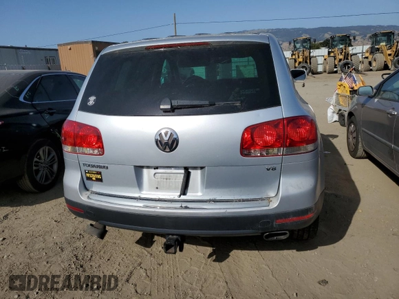 2004 Volkswagen Touareg z VIN WVGCM77L44D054387, wystawiony jako Copart lot #56009024 z przebiegiem 182 816 mil mil oraz Szkoda całkowita • Salvage title. Historia ofert i sprzedaży dostępna na DreamBid. Obrazek 6.