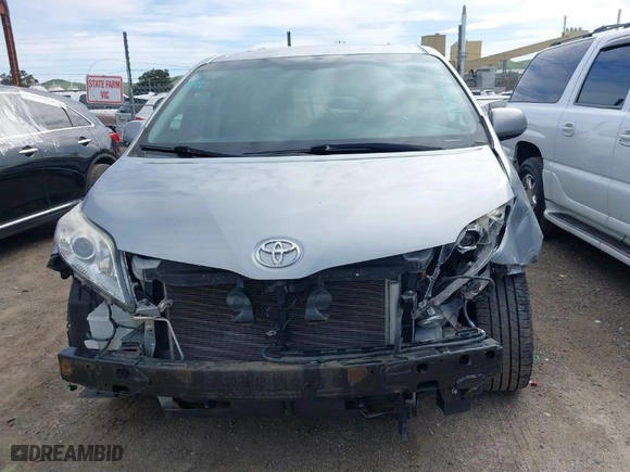 2016 Toyota Sienna XLE with VIN 5TDYK3DC8GS717370, listed as a IAAI auction lot 41840604 with 134,726 mi miles. Bid and sale history available at carsss.com. Image 13.