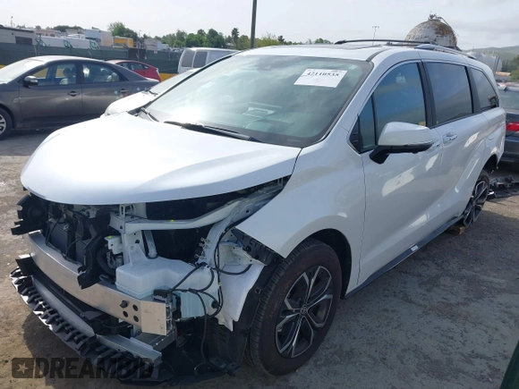 2025 Toyota Sienna Platinum z VIN 5TDESKFC0SS168394, wystawiony jako IAAI lot #42110535 z przebiegiem 7 905 mil mil oraz . Historia ofert i sprzedaży dostępna na DreamBid. Obrazek 2.