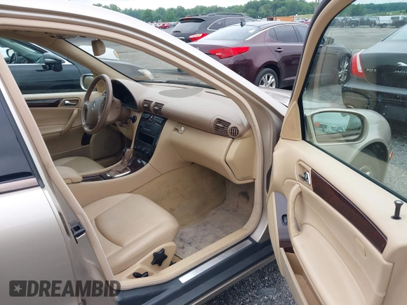 2004 Mercedes-Benz C 240 z VIN WDBRF81J14F450611, wystawiony jako IAAI lot #42420473 z przebiegiem 104 498 mil mil oraz . Historia ofert i sprzedaży dostępna na DreamBid. Obrazek 5.