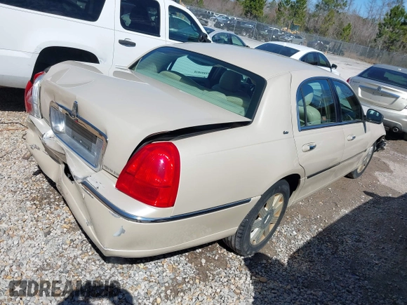 2003 Lincoln Town Car Cartier z VIN 1LNHM83W03Y643441, wystawiony jako IAAI lot #41626585 z przebiegiem 130 785 mil mil oraz . Historia ofert i sprzedaży dostępna na DreamBid. Obrazek 4.