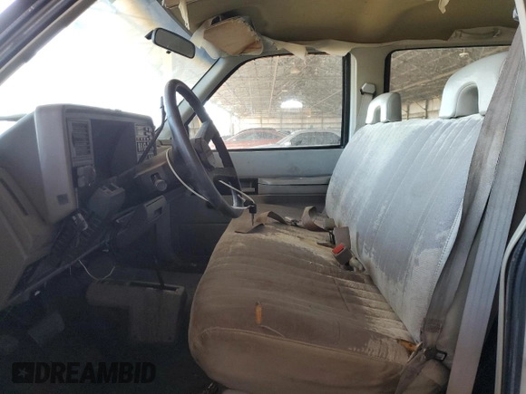 1993 Chevrolet Suburban z VIN 1GNGK26K8PJ352462, wystawiony jako Copart lot #76616364 z przebiegiem 147 505 mil mil oraz Czysty tytuł • Clean title. Historia ofert i sprzedaży dostępna na DreamBid. Obrazek 7.