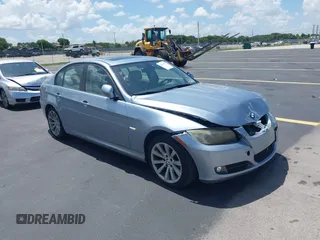 2011 BMW 3 Series 328i z VIN WBAPH7C59BE676019, wystawiony jako IAAI lot #42470445 z przebiegiem 105 996 mil mil oraz . Historia ofert i sprzedaży dostępna na DreamBid. Obrazek 1.