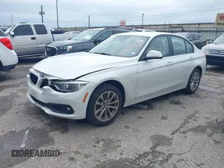 2018 BMW 3 Series 320i z VIN WBA8E1G53JNU90270, wystawiony jako IAAI lot #42183837 z przebiegiem 90 106 mil mil oraz . Historia ofert i sprzedaży dostępna na DreamBid. Obrazek 2.